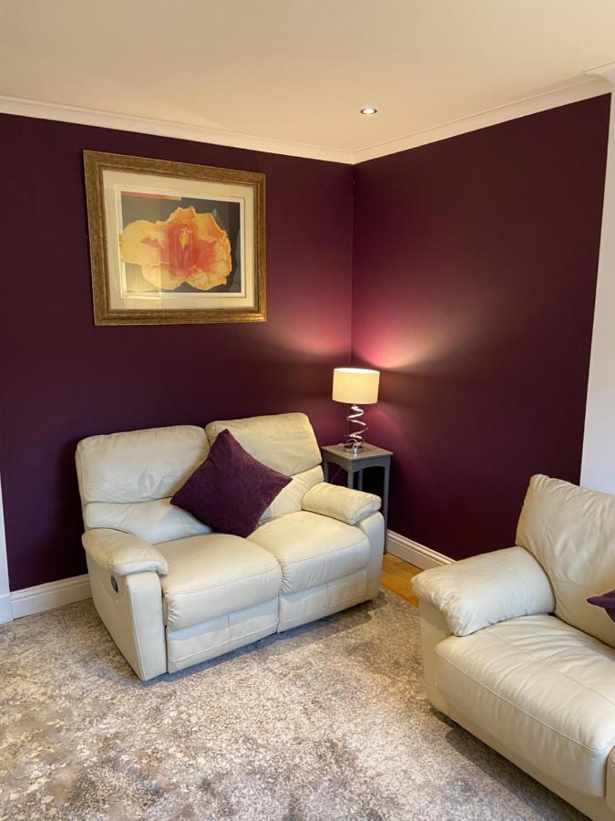 Cheerful One Bedroom Cottage With Parking Space., Glasgow